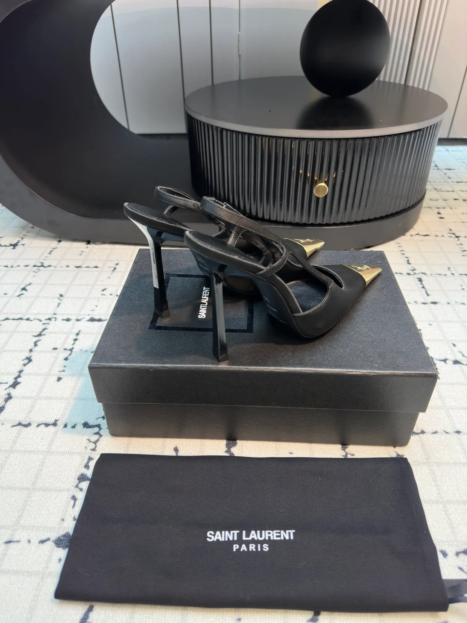 👟👟Ex-factory price 560👟👟 laurent 2025 spring and summer new YSL small gold-toed high heels, very stable on the foot, super heeling, feel free to buy! The heel is custom-made from a new mold. It is an exclusive heel. The height is the same as the original one to distinguish various incorrect versions! High-end sexy, ysl still understands women best❤️ Upper: Silk Lining: Sheepskin Sole: Italian genuine leather outsole Size: 35/40 (40 is custom-made and cannot be returned or exchanged)